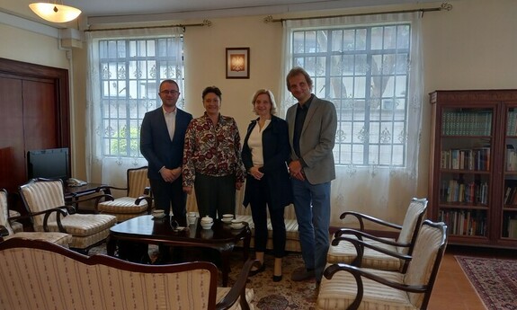 spotkanie w Ambasadzie RP w Nairobi; od lewej: dr P. Kapusta, Konsul D. Mosek, prof. M. Łaszewska-Hellrigel, prof. T. Milej; fot. archiwum prywatne