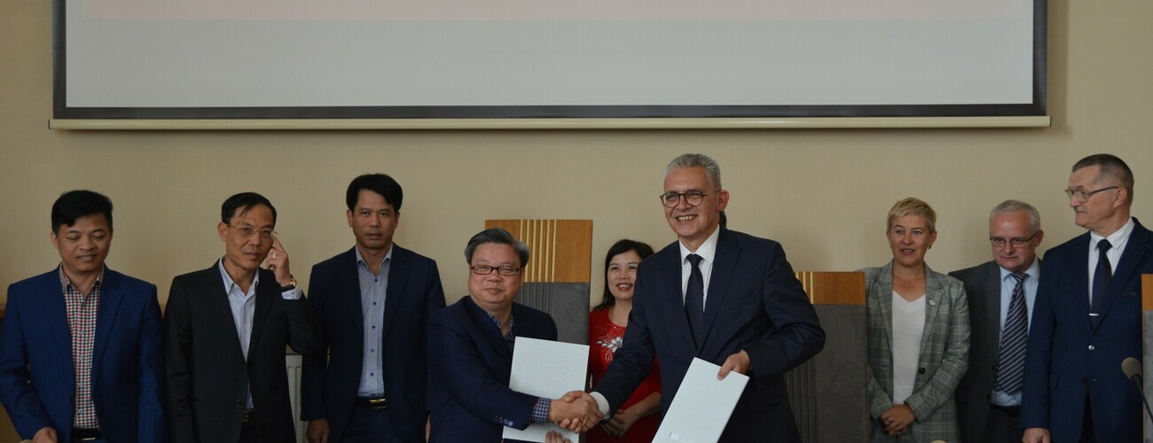 Podpisanie umowy o współpracy pomiędzy Hong Duc University a Uniwersytetem Zielonogórskim