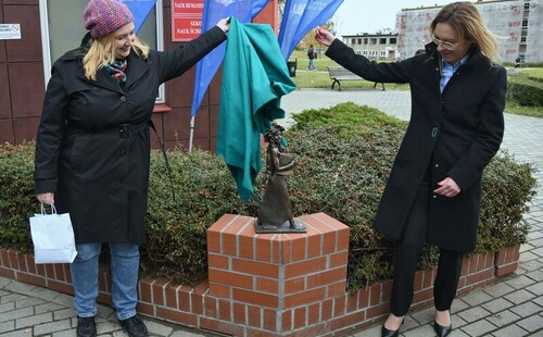 Bachantka Uniwerka już u siebie. Czeka u progu budynku A-16