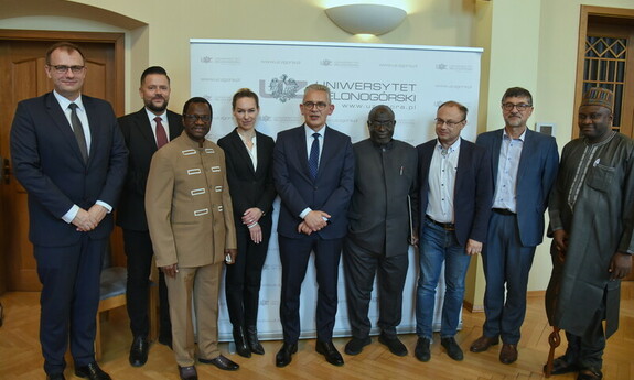 Grupowe zdjęcie osób reprezentujących Uniwersytet Zielonogórski oraz Nasarawa State University Keffi; fot. K. Adamczewski