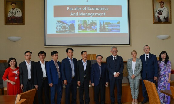 Uczestnicy spotkania ws.  współpracy pomiędzy Hong Duc University a Uniwersytetem Zielonogórskim