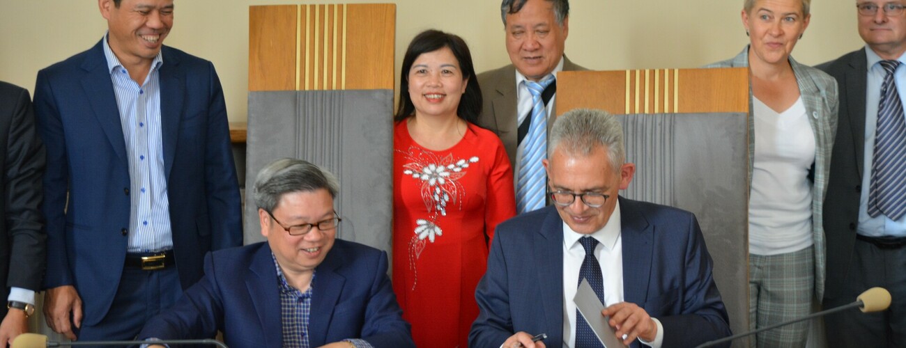 Signature of the bilateral agreement with Hong Duc University in Vietnam
