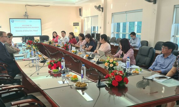 Spotkanie z włądzami Hanoi Metropolitan University